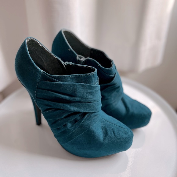 G by Guess…Beautiful and Unique! SZ 8 - Picture 2 of 7